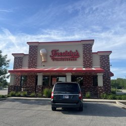 Freddy's Frozen Custard & Steakburgers - Exterior