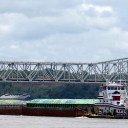 River View RV Park and Resort - MS River Barge Traffic