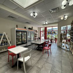 Fiore Pizzeria & Bakery - Cafe dining area