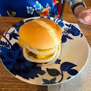 Melody’s Kitchen - Cheeseburger - Bars Near Me - Eddyville, Iowa