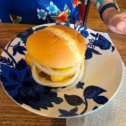 Melody’s Kitchen - Cheeseburger