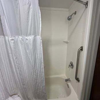 Hilton Garden Inn Roanoke - This was the worse part. You can tell the tub has been replaced but the caulk had pink mold and it was done very choppy. Stained - Hotels Near Me - Roanoke, Virginia