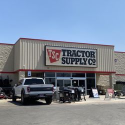 Tractor Supply - Outside