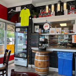 4 Bros Pizza - Sauce display