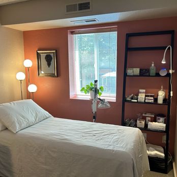 The Needlemaster - Treatment room - Acupuncture Near Me - Sacramento, California