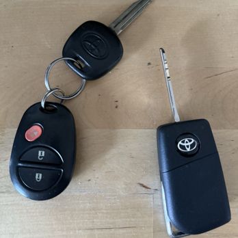 Cheap Auto Key - Original on the left and duplicate on the right - Keys & Locksmiths Near Me Cheap Auto Key - Original on the left and duplicate on the right - Keys & Locksmiths Near Me