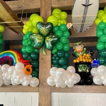 GarlandGal Balloonz - Shuckin Shack Oyster Bar- St Patty's Day 2023 - Balloon Services Near Me