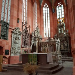 Evangelische Stiftskirche - Hauptaltar und Epitaphe und Grab