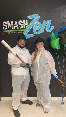 A different kind of date night👫💥 - Tired of the same ol’ date nights? Try something new and fun by booking a smash session with your sweetie!