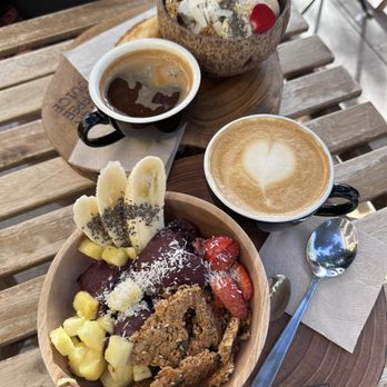 Jester - Acai bowl, coffee con leche with passion fruit bowl and americano in back - Patisserie/Cake Shop Near Me - Seville, SE