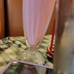 Mia's Table - Strawberry shake