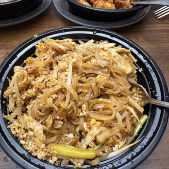 Pad Thai Restaurant - Pad Thai - Thai Near Me - Mount Prospect, Illinois
