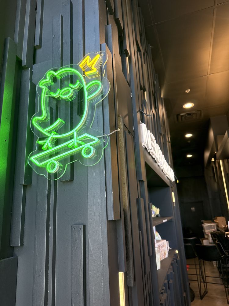 Hencredible - Photo 2