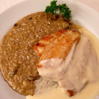 La Pasta Gialla - File de frango ao molho ementhal com risoto de funghi - Italian Near Me - São Paulo, SP La Pasta Gialla - File de frango ao molho ementhal com risoto de funghi - Italian Near Me - São Paulo, SP