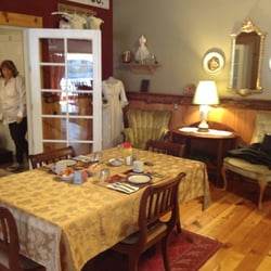 Camino Hotel Bed & Breakfast Inn - Dining room area with our table set up for breakfast.