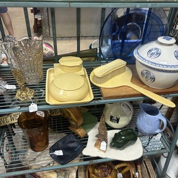 Vintage Pleasures - Antiques Near Me - Fillmore, California