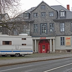 Eingang andere Seite mit großem Parkplatz