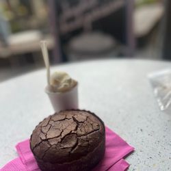gâté comme des filles - Molten cake that comes with a mini scoop of honeycomb ice cream