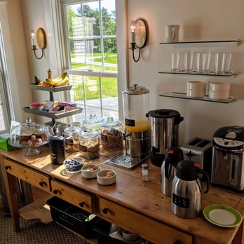 The Orchard House - Breakfast buffet - Bed & Breakfast Near Me - Freeport, Maine