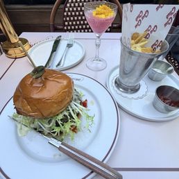 Burger Amercaine & frites  Cou Cou cosmo happy hour