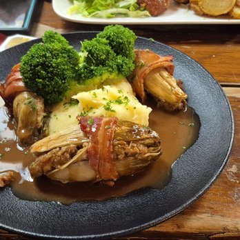 9 et Voisins - Faucis (stuffed belgian endive) - Belgian Near Me - Brussels, BRU