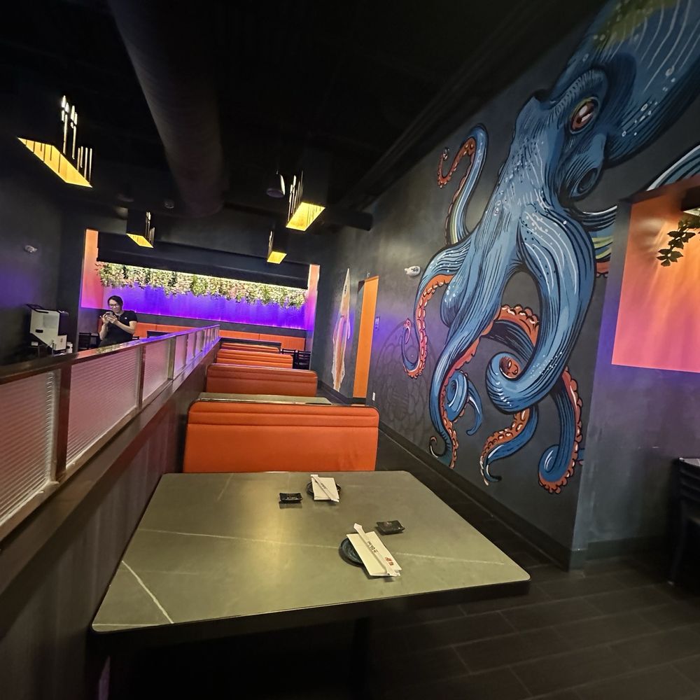 Okini Asian Cuisine - Interior looking towards the back - Ramen Near Me - Cincinnati, Ohio Okini Asian Cuisine - Interior looking towards the back - Ramen Near Me - Cincinnati, Ohio