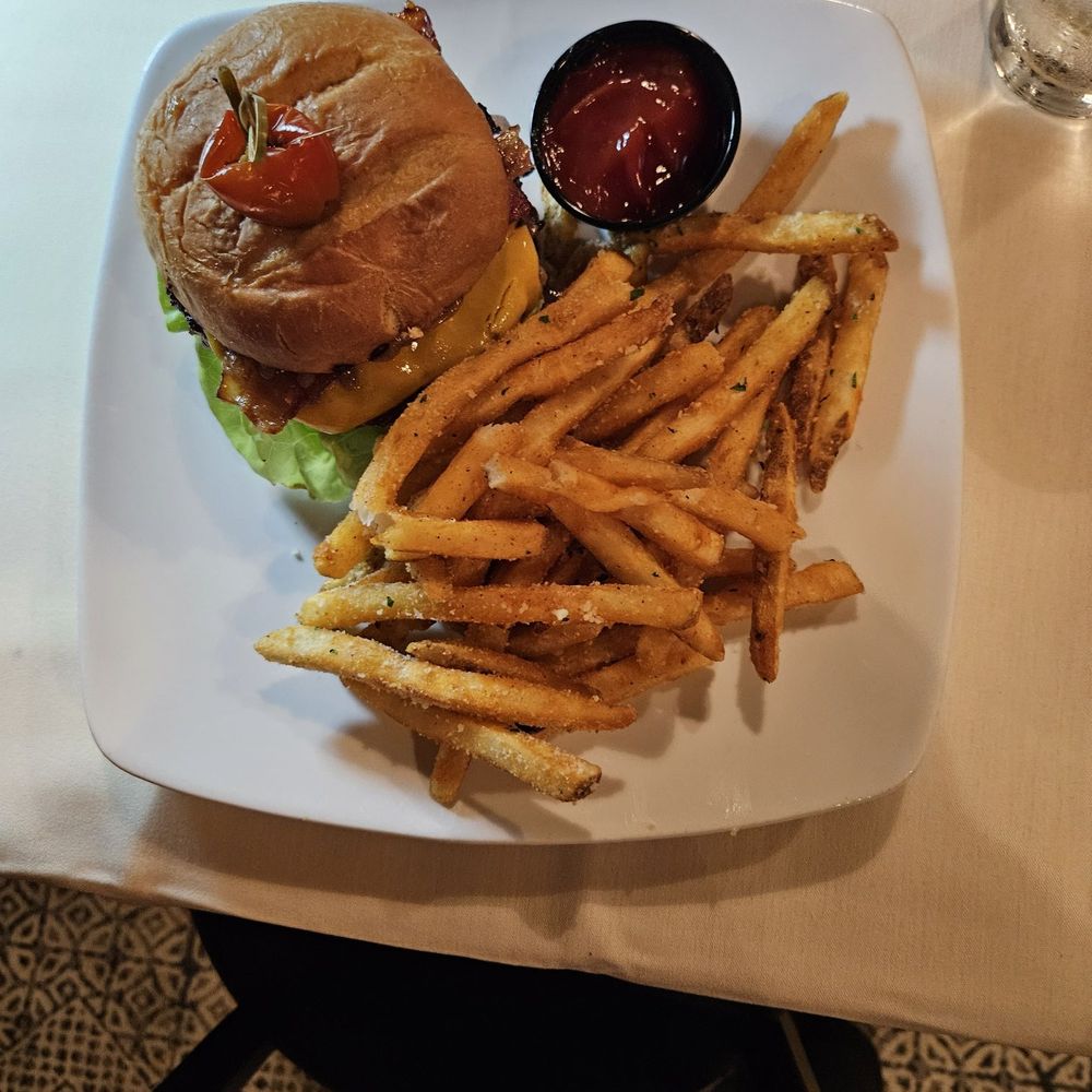 Oak Mountain Winery - Pork belly & brisket burger - Wineries Near Me - Temecula, California
