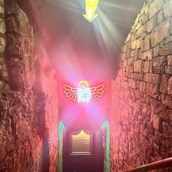 Hoot The Redeemer - Stairway leading into the establishment - Dive Bars Near Me - Edinburgh, EDH