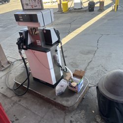 Broadway Flying J Travel Plaza - Dirty nasty drug addicted clerks don't stop here and the truck next to mines got broken into