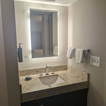 DoubleTree by Hilton Hotel Cedar Rapids Convention Complex - Hotels Near Me - Cedar Rapids, Iowa