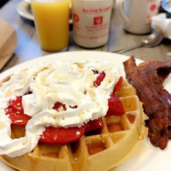 Suzies Lakeland Diner - Belgium waffle with strawberries