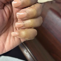 Da Vi Nails - There are small bubbles and lumps under the middle nail and ring finger nails.