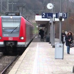 S-Bahnhof Gilching-Argelsried - Ein Zug, welcher gerade in den Bahnhof einfährt.