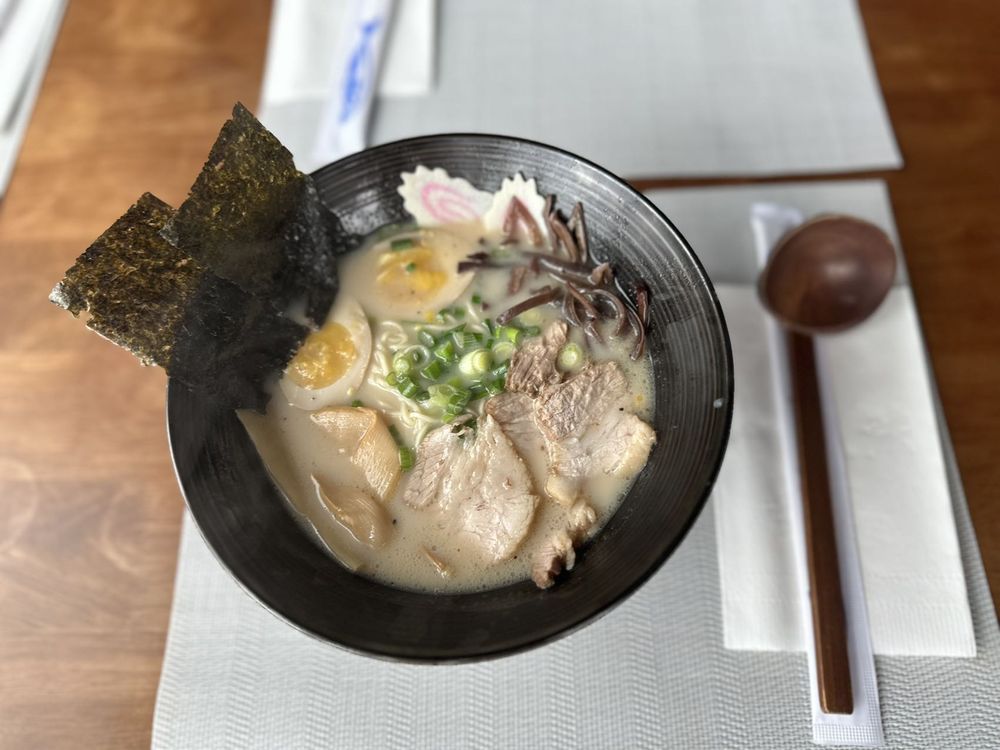 Hikaru Ramen House Logo