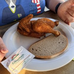 Gasthaus Germania - Kip met een sneetje brood