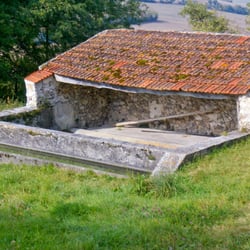 Le lavoir de Romandie et son abreuvoir, devant