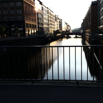 Graskellerbrücke - Blick von der Graskellerbrücke Richtung Jungfernstieg - Local Flavor Near Me - Hamburg, HH