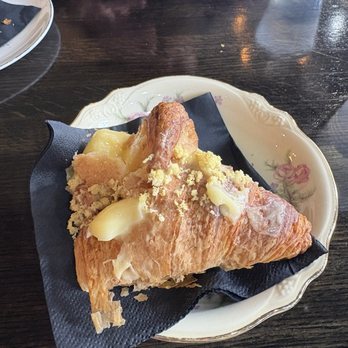La Veneta - Lemon filled croissant - Italian Near Me - Gallatin, Tennessee La Veneta - Lemon filled croissant - Italian Near Me - Gallatin, Tennessee