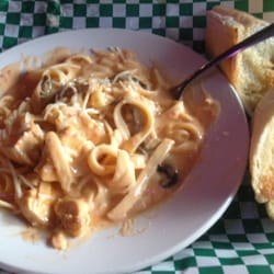 Hurricanes Bar & Grill - Red pepper pasta yummy