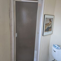 Los Padres Inn - Small shower in bathroom
