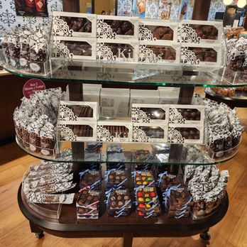 Kilwins - Display - Ice Cream & Frozen Yogurt Near Me - Madison, Wisconsin