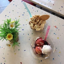 Bel Gelato - Walnusseisbecher und Amarenabecher ohne Sahne! Aufgrund des Gutscheins gab es die Eisbecher nur
