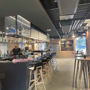 Moxy Hotel - Bar - Hotels Near Me - Sion, VS