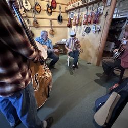 Folk Shop - Impromptu bluegrass jam circle