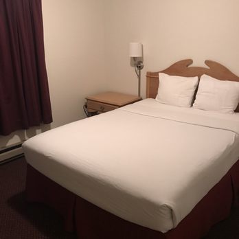 Olympic Suites - Queen bed in bedroom #2 - Hotels Near Me - Forks, Washington