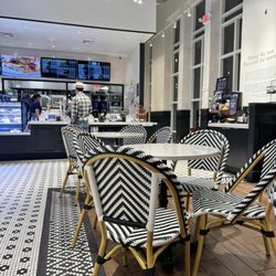 Paris Baguette - Inside view