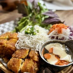 Linh Anh Vietnamese Cuisine - 海訪蟹肉春卷 BUN NEM CUA BE