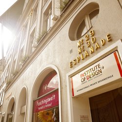 IN.D Institute - Mitten in der City, ganz nah der coolsten Shoppingmeilen,  der Alster, dem Jungfernstieg,vieler Agenturen ,Restaurants und Galerien.