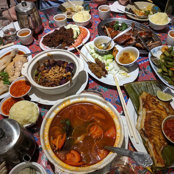 Malay Restaurant - Hainan chicken rice in the bowls, feast for 7-8 people. - Malaysian Near Me - Flushing, New York Malay Restaurant - Hainan chicken rice in the bowls, feast for 7-8 people. - Malaysian Near Me - Flushing, New York