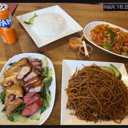 De Kade - Mixed meat with noodles (bottom) and salt & pepper chicken with rice (top)